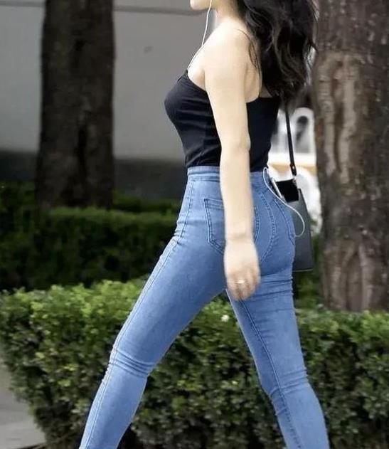 2、标准型的微胖身材的女性穿牛仔裤，牛仔裤的穿搭多了一些成熟女人的魅力，显得青春又气质十足。