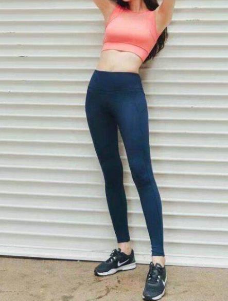 穿紧身打底裤出街,展现出时尚优雅的气质,展现女性性感的曲线美,时尚又显清纯气质,贴身的剪裁帮你很好的勾勒出身材曲线,轻松穿出迷人的魅力,粉色的上衣搭配上打底裤显得特别的好看。