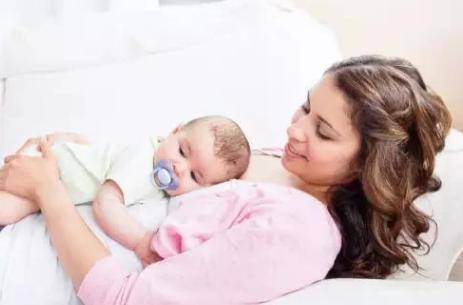 母乳喂养好处多,宝宝的四个表现判断母乳充足