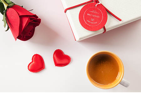 年轻妈妈这样帮孩子解决生理需要，考虑过周围人的感受吗？