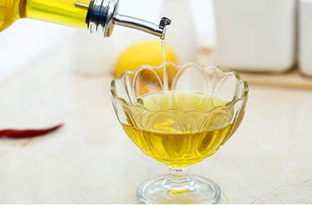 年轻妈妈这样帮孩子解决生理需要，考虑过周围人的感受吗？