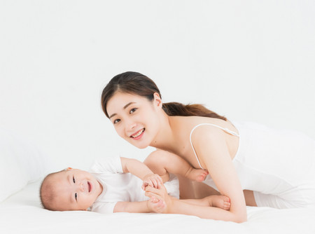 5个月宝宝不会翻身怎么办 5个月宝宝不会翻身正常吗