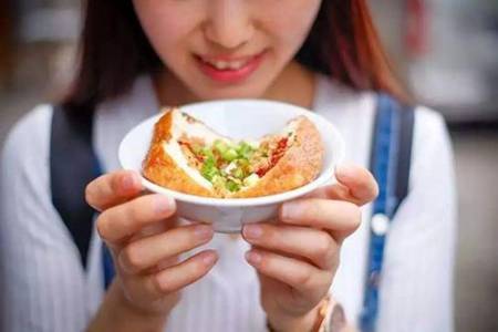 舌苔发黄是什么原因,黄腻舌苔小心这六种疾病
