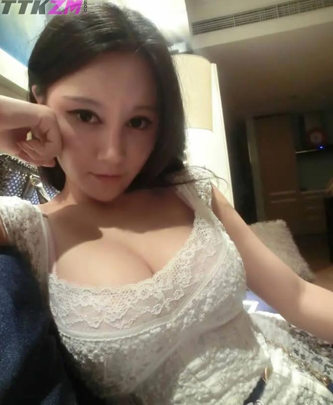 大家对于樊玲可能不太熟悉,樊玲是凭借着2014年的一张照片火的,在世界杯期间,她用胸夹手机,一下子就火了起来,这也衬托出的她的胸大。