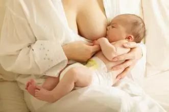 哺乳会使乳房下垂？这个锅哺乳不背！