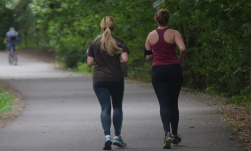 适合老年人的运动有哪些？避免关节损伤还需补充氨糖软骨素