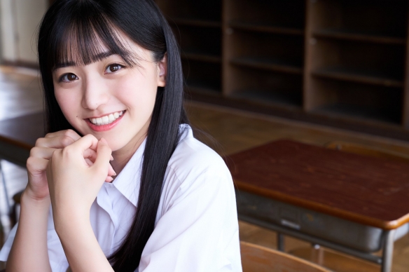这一位同样也有着浓眉大眼的「蓼沼优衣」,出生于栃木县,浑身散发着邻家妹妹般的亲切感,靠着个子娇小、齐刘海和笑口常开的活力形象,掳获了一大票男性铁粉的心!性格活泼的她,也经常在 TikTok 上传影片,展现逗趣搞怪的一面,相当可爱!