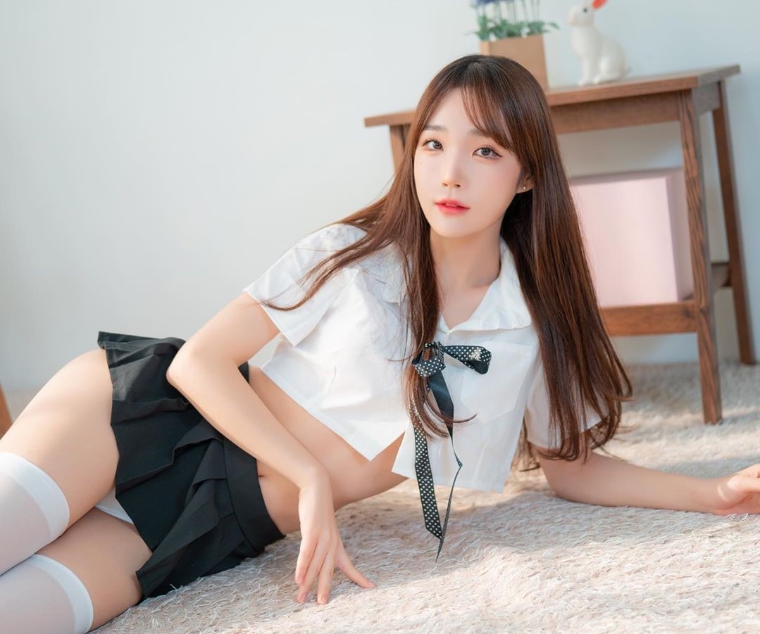 大学主修护理学的연나비,尽管目前直播主身分已经不愁吃穿,但她还是希望有朝一日能够考取护理师资格,最近忙于实习的她,还在直播中坦言因为要兼顾直播事业而使成绩退步,之后应该会稍稍调整直播时间,如此认真向学同时又可爱甜萌的妹子,又有谁能够不拜倒在她石榴裙之下呢?