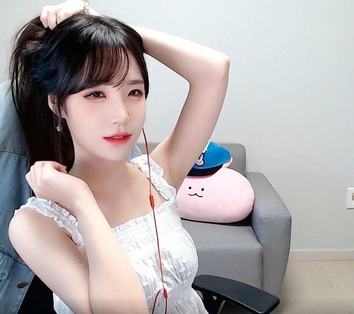 童颜巨乳直播主「연나비」性感福利给好给满 浑圆饱满「南半乳球」猛爆炸出