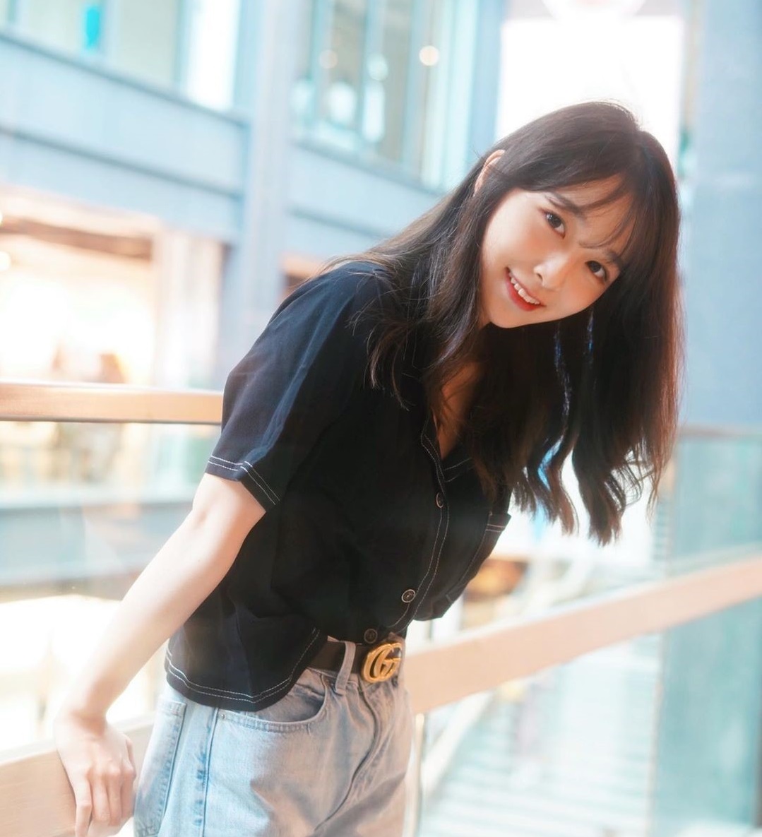 17岁香港萌妹「Coco Wang」甜力笑容太梦幻,不经意的性感美秒速圈粉!