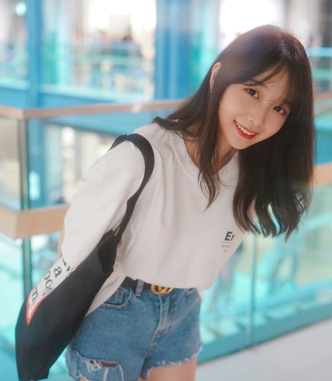 17岁香港萌妹「Coco Wang」甜力笑容太梦幻,不经意的性感美秒速圈粉!