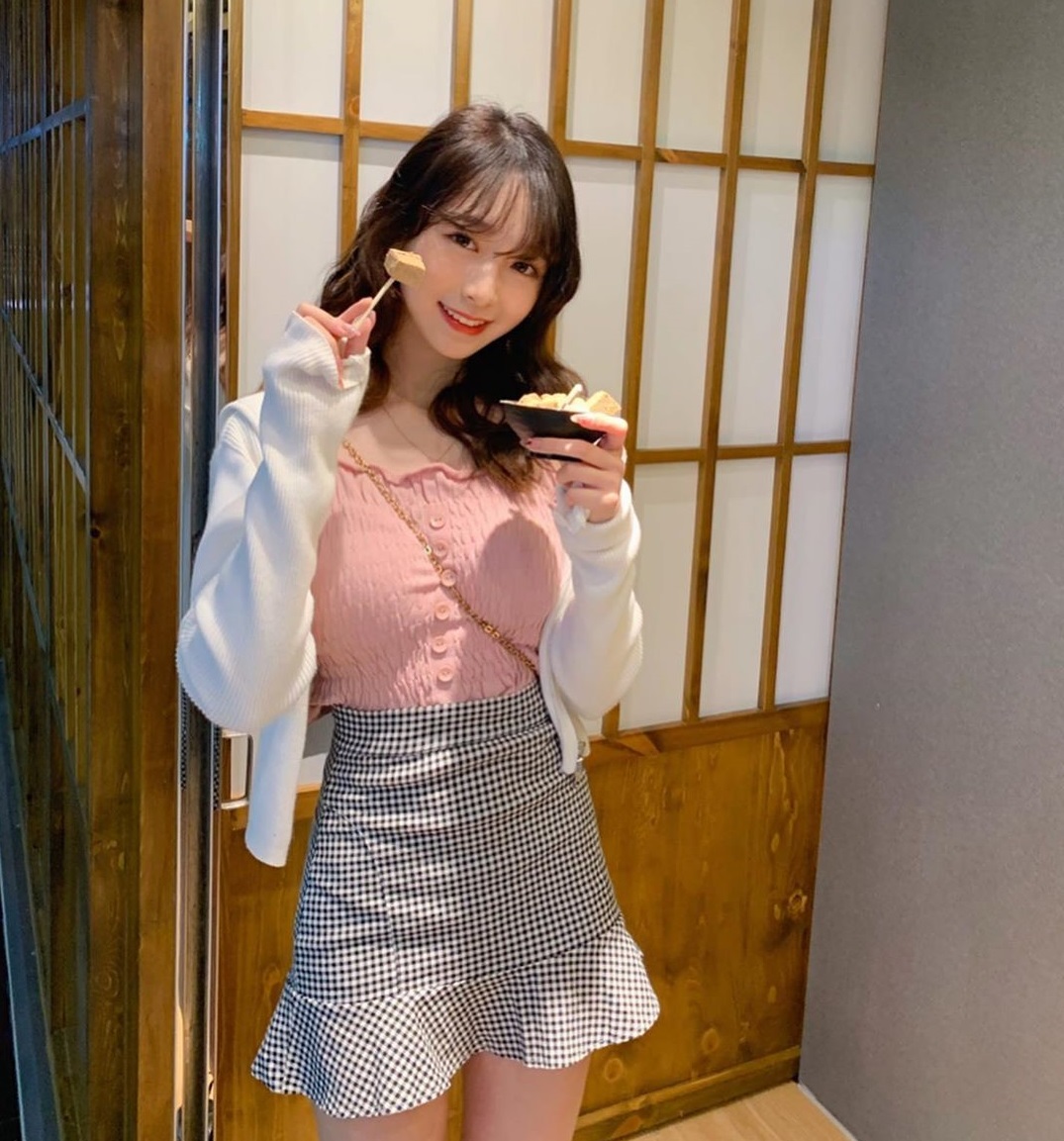 17岁香港萌妹「Coco Wang」甜力笑容太梦幻,不经意的性感美秒速圈粉!