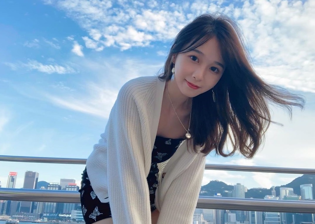 17岁香港萌妹「Coco Wang」甜力笑容太梦幻,不经意的性感美秒速圈粉!