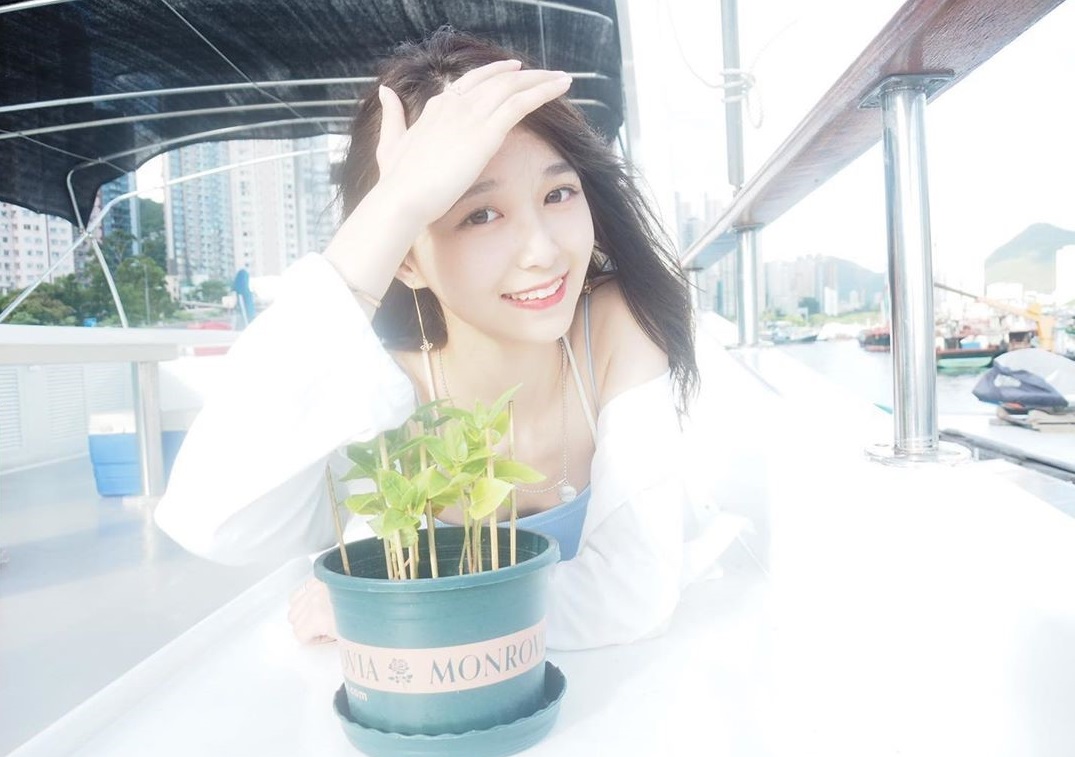 17岁香港萌妹「Coco Wang」甜力笑容太梦幻,不经意的性感美秒速圈粉!