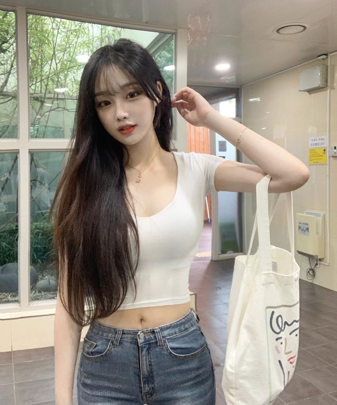 马尾妹「우한경」清新甜萌气场女友感满分 超不科学「腰束奶澎」让人…