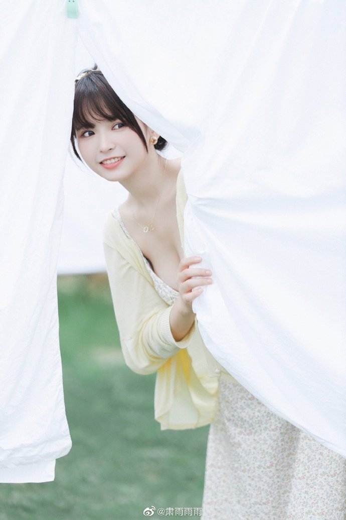 初恋的模样!白嫩正妹《肃雨雨雨》解放欧派身材超惊人!