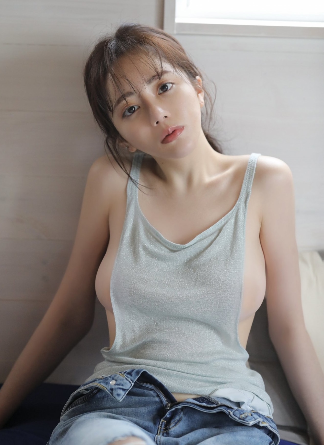 只见她身穿灰色无袖背心,扎起马尾对镜头灿笑,但「没穿胸罩」的胸前风光实在太过醒目,那一对「雪乳溢出」的画面,想必也让屏幕前的你感到惊喜吧?