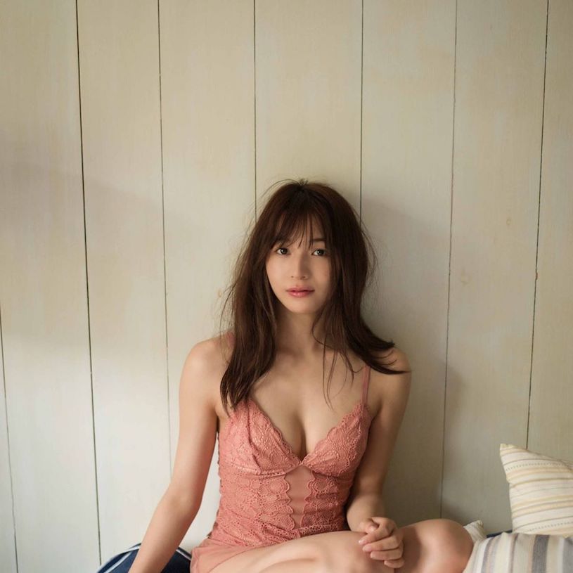 日菲混血美乳女神「传谷英里香」,22寸纤腰「极致曲线好诱惑」!