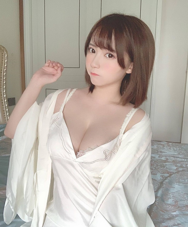 这位让人看一眼就魂牵梦萦的巨乳萌妹是「鯊魚SAME」，今年22岁，平常是位日系的Coser并拥有超过三十万的粉丝！