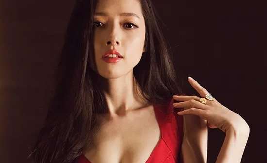 郭碧婷以模特身份出道，因担任《BEAUTY》、《RAY》等时尚杂志的平面模特而在台湾平面广告界崭露头角。此后，郭碧婷还担任了众多歌手音乐录影带的女主角。之后参演的作品有，《金色年华》、《沉睡的青春》、《小时代》、《一线钟情》等。