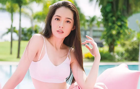 郭碧婷妈妈是谁？郭碧婷长的这么漂亮，想必郭妈妈应该也是一位大美女。但是郭碧婷从来都没有晒过妈妈的照片，甚至没有对外界公开过任何有关于妈妈的信息。女儿被求婚、结婚，男方父母以及爸爸都有出席，但偏偏看不到妈妈的身影。不过真相是什么，当事人并没有出来做解释，所以大家也不知道郭碧婷妈妈的真实身份。