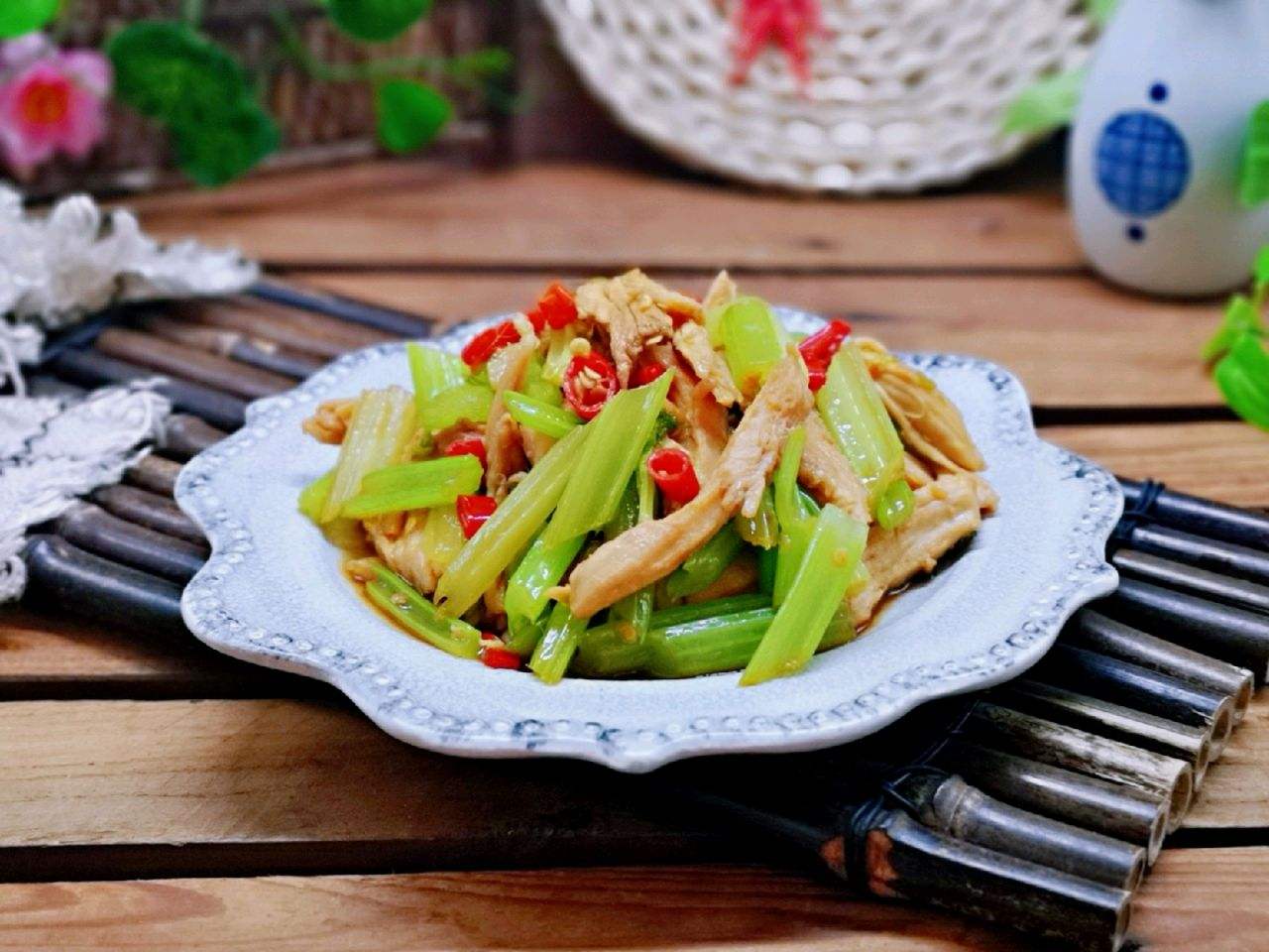 【鸡肉和芹菜能一起吃吗】芹菜和鸡肉能一起吃吗