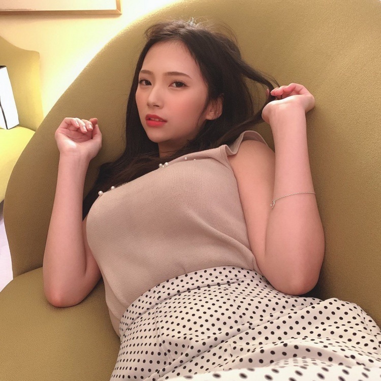 本来高学历的女孩加入写真界就是会造成话题,然而不怕露的街山美穗基本上第一本写真集就走了上空路线,白肤嫩体搭上不输人的E杯好胸,广受大家的喜爱啊~