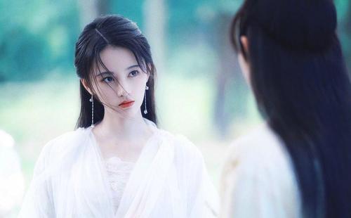 中文名鞠婧祎 外文名Kiku 别名小鞠、奇酷 国籍中国 民族汉族 出生地四川省遂宁市 出生日期1994年6月18日(农历五月初十) 身高159cm 体重38kg 毕业院校四川音乐学院附属中学 生肖狗狗 特长舞蹈、小提琴、钢琴 粉丝名称蜜橘(应援色为蓝色) 职业演员、歌手 经纪公司上海丝芭文化传媒集团有限公司