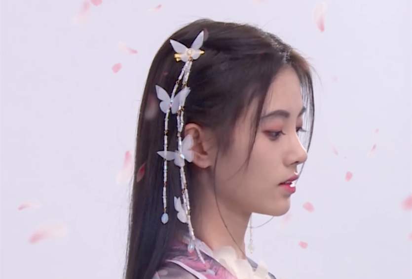 鞠婧祎在2016年的时候,出演《九州天空城》这部剧,在剧中饰演羽族郡主第一美人雪飞霜,给大家留下了深刻的印象。之后再出演《热血长安》这部剧,人气大增。