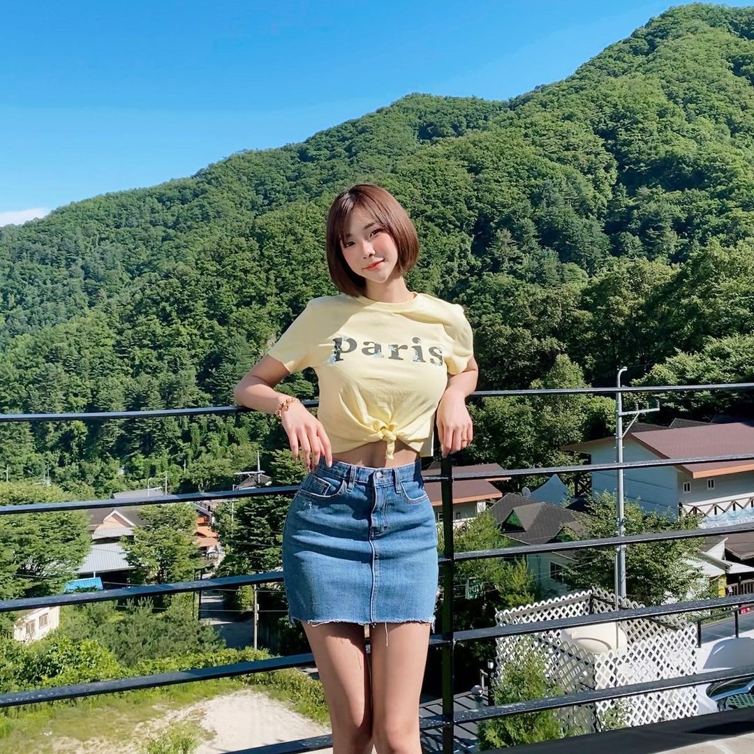 微肉身材更赞啊!街头「超胸口罩妹」居家服大解放,祭出真理系列超诱惑