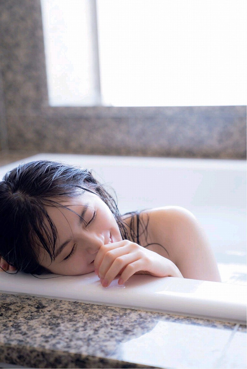 这张完美的脸就证明了一切,2015年斋藤飞鸟成为《CUTIE》杂志首位专属模特,同年7月从该杂志毕业并成为《Sweet》杂志的正式模特。