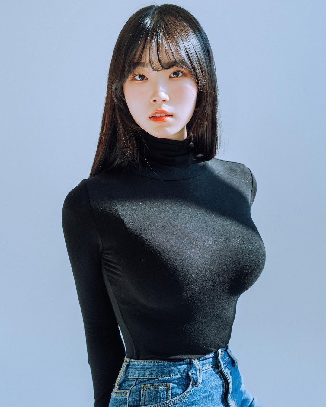 김솔미不是第一眼就让你觉得惊艳的那种超级美女,但清秀的脸蛋配上白皙肌肤,也是有几分让人想怜惜的感觉,圆圆的杏眼跟刚出道的太妍有点神似,邻家女孩的气息感觉很纯真,加上那火辣的好身材,是天使脸孔配上魔鬼身材的代表,根本就是理想女友的样子啊!