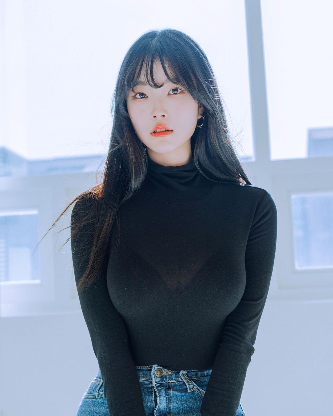 网友看到김솔미的美照后,都被她的量震撼到,纷纷表示:「小孩子才做选择」、「黑的骚、白的......也骚」、「发热衣外穿真赞」、「很大」、「明明包很紧但很色」、「身材有够好的」。