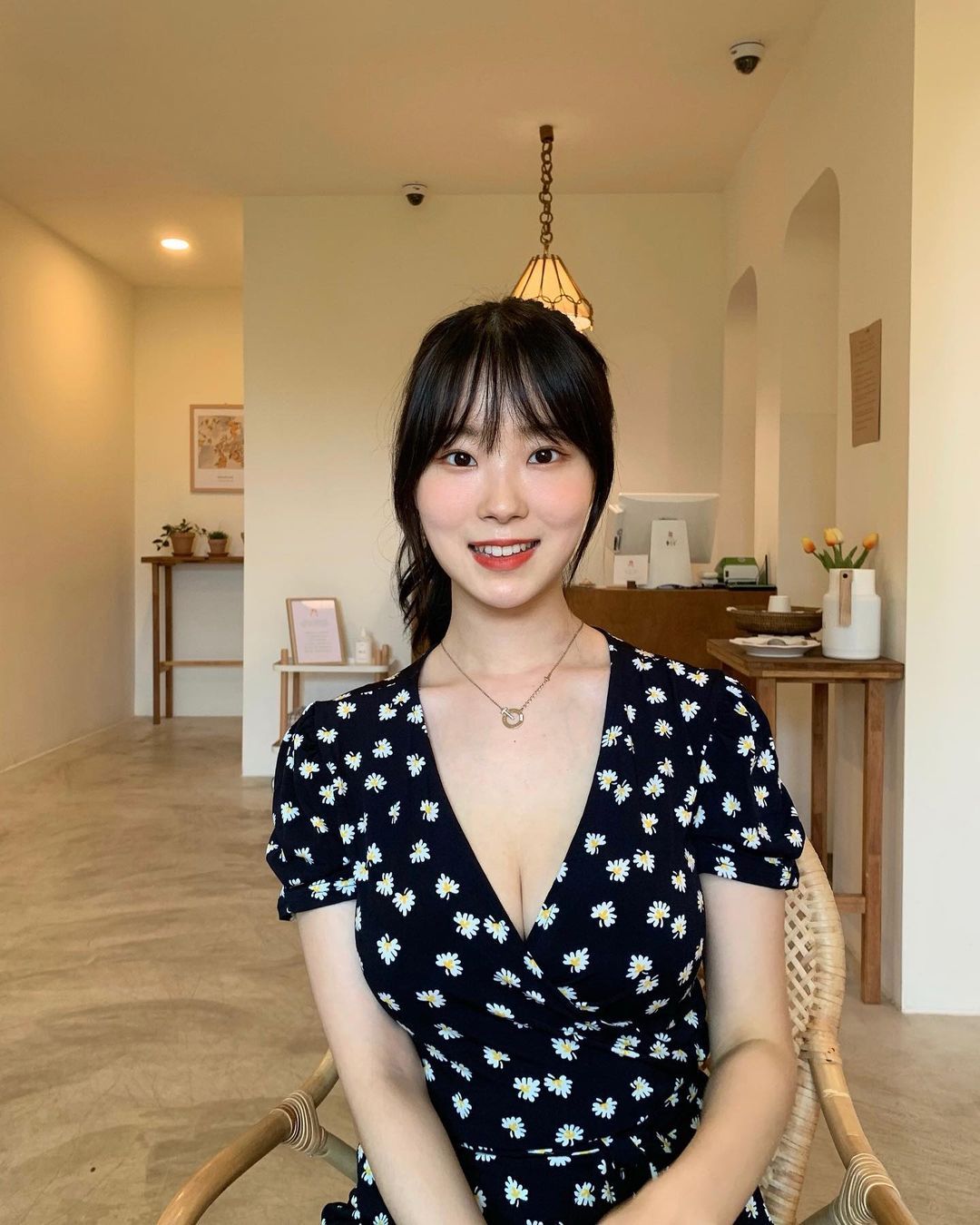 白的好还是黑的好?「巨模特儿」快把发热衣撑坏浑圆形状遮不住