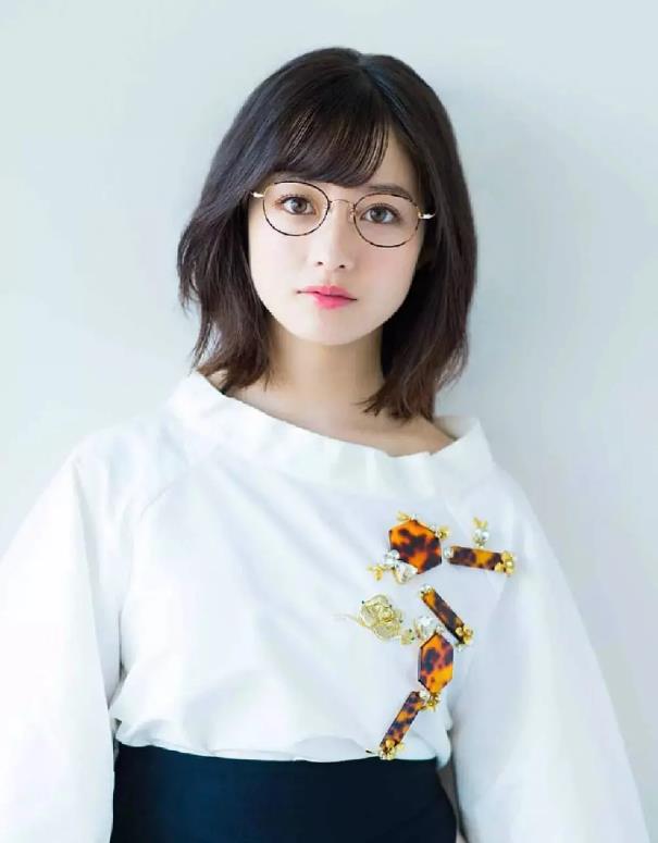 桥本环奈出生于1999年,现在还是一个21岁的美少女,这么小的年纪在日本的娱乐圈已经算是名气很大了,这是因为桥本环奈出道要比一般的明星要早,虽然年纪不大可是资历却挺老了。