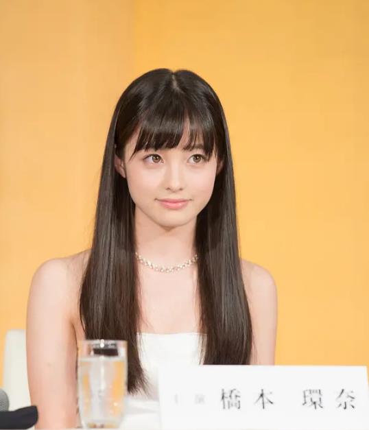如果说桥本环奈是难得一见的美少女,那么道枝骏佑就是难得一见的美少男了,绝对是神颜,两人成名的年纪都不大。