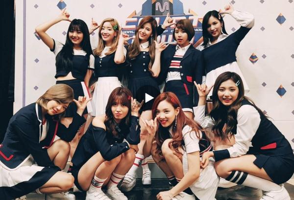 2、韩国女团《TWICE》(2015年10月) 女团《TWICE》是JYPEntertainment推出的女子演唱团体 女团《TWICE》成员名单:林娜琏、俞定延、平井桃、凑崎纱夏、朴志效、名井南、金多贤、孙彩瑛、周子瑜9名成员组成。