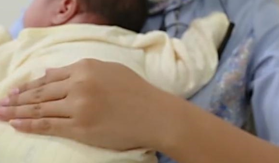孩子吃完就吐奶,你还只会拍嗝？做到这几件事一滴奶水都不浪费