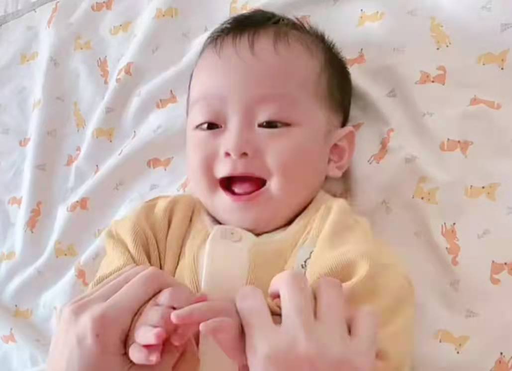 3个月大的宝宝会干啥？婴幼儿发育＂里程碑＂,你家娃达标了吗？