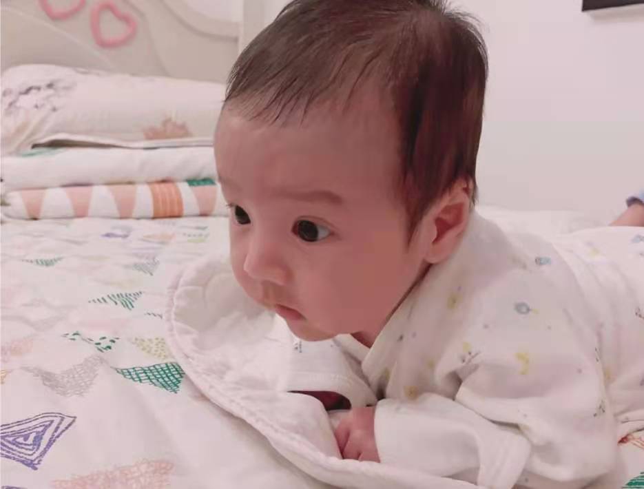 3个月大的宝宝会干啥？婴幼儿发育＂里程碑＂,你家娃达标了吗？