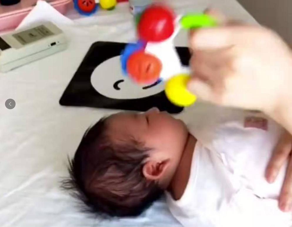 3个月大的宝宝会干啥？婴幼儿发育＂里程碑＂,你家娃达标了吗？