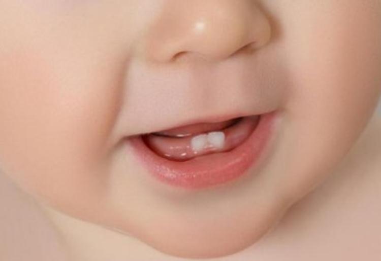 喂奶时被宝宝＂下狠嘴＂,疼的宝妈反手一巴掌,孩子反应让人心疼