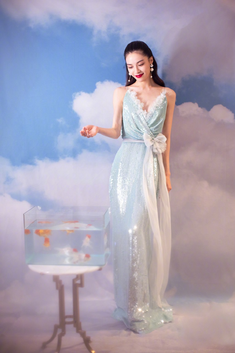 钟楚曦时尚盛典穿银蓝流光裙 性感迷人显女星风采