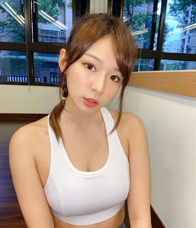 照片曝光后,网友也热烈回应:「是双胞胎吗?」、「一度以为是妳戴假发耶!妳们好像!」、「我全都要」…。对于大家一面倒称赞姊妹俩人长得很像、都很漂亮,林莎也亲自回覆网友:「以前更像」