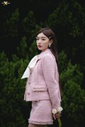 孔雪儿红叶大片曝光 穿粉色套装露美腿少女感满满