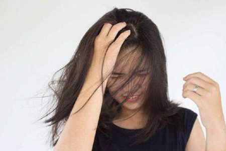 女人经常脱发的原因以及预防方法