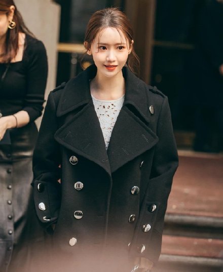 少女时代林允儿登《嘉人》 清纯迷人笑容暖心