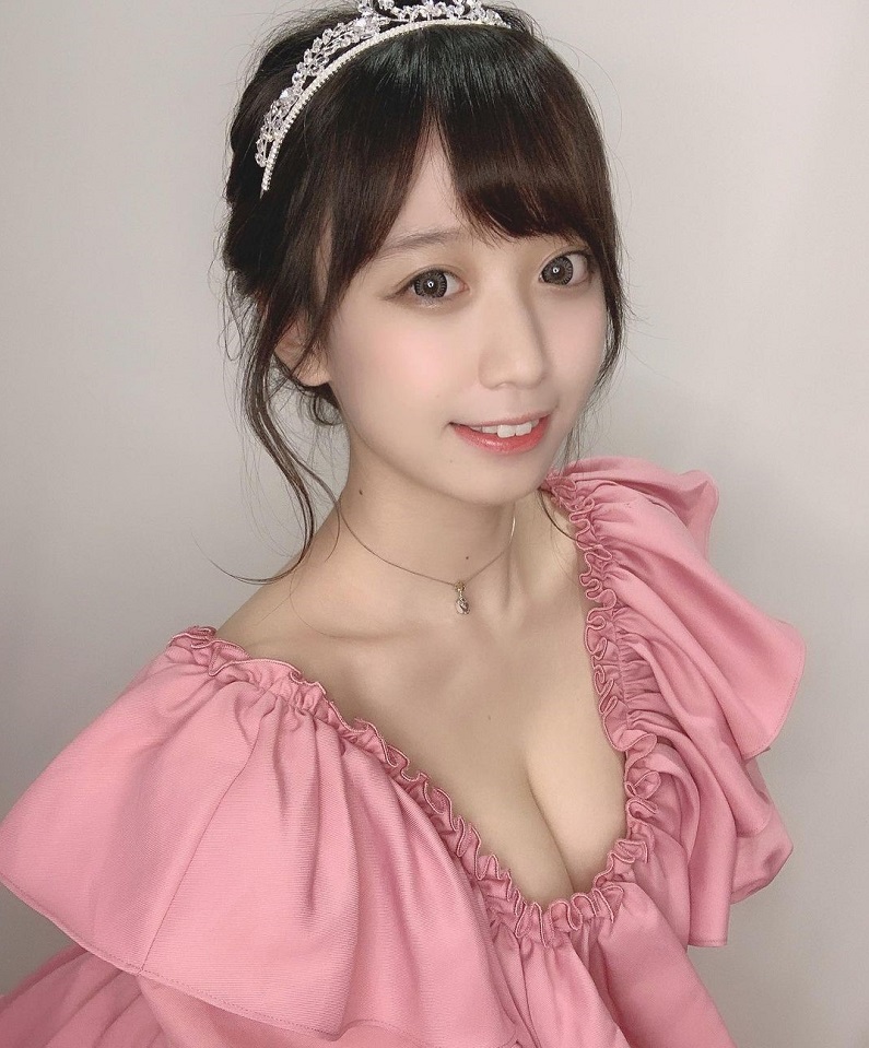 清纯系马尾萌妹[yami」微微一笑让人恋爱,脖子以下弧度惊人,10万网友疯狂点赞!