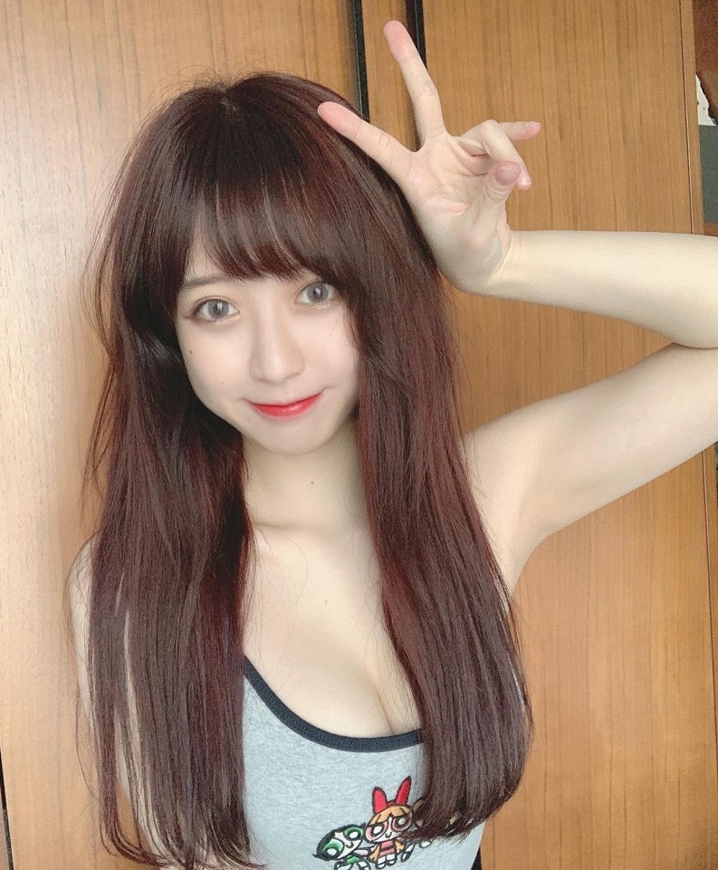 清纯系马尾萌妹[yami」微微一笑让人恋爱,脖子以下弧度惊人,10万网友疯狂点赞!