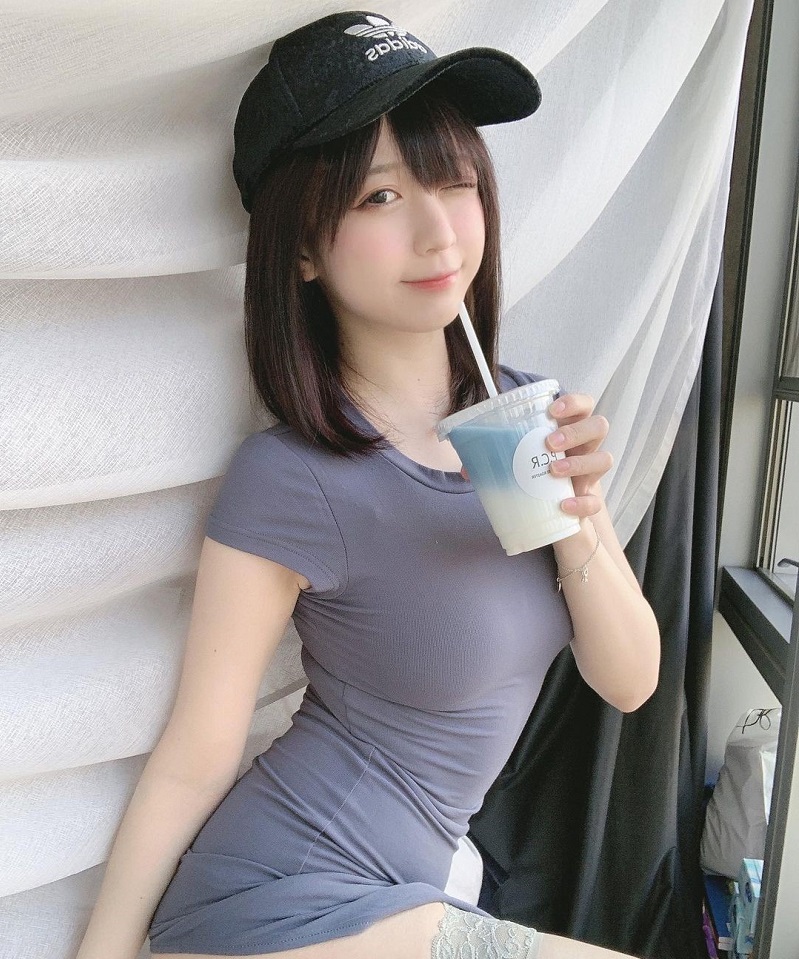 清纯系马尾萌妹[yami」微微一笑让人恋爱,脖子以下弧度惊人,10万网友疯狂点赞!
